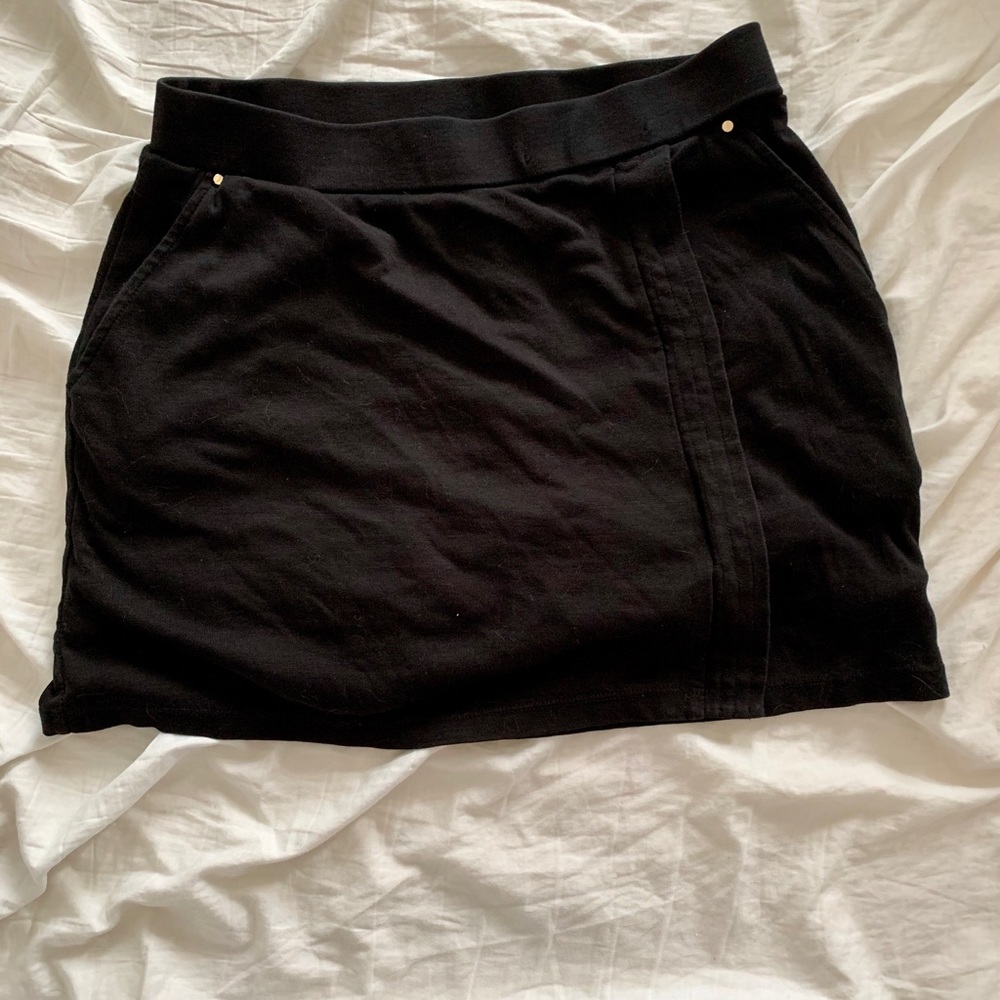 Black mini skirt with pockets
